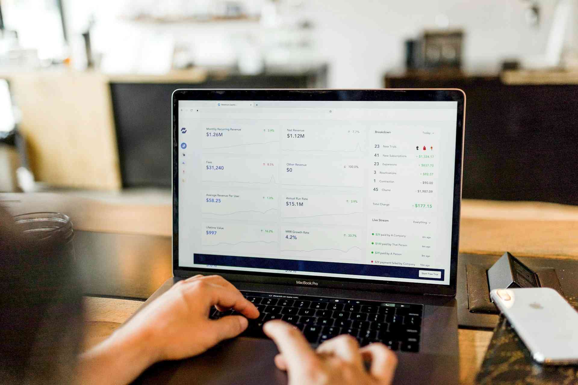 persona che naviga un e-commerce